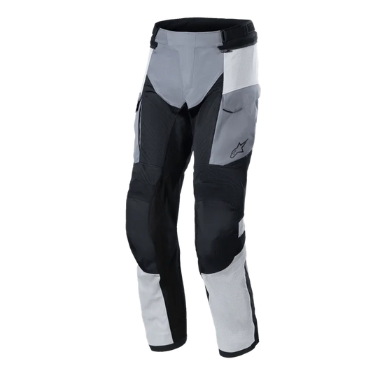 Alpinestars Andes Air Drystar motorbroek in Ice Gray/Dark Gray/Zwart, met afneembaar waterdicht Drystar®-membraan, uitgebreide ventilatie en CE-gecertificeerde knieprotectie. Ontworpen voor comfort en bescherming in diverse weersomstandigheden.