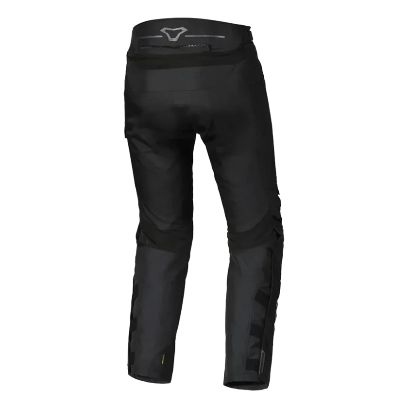 Macna Blazor motorbroek in zwart, 3-laags systeem met uitneembare Raintex-waterdichte laag en thermovoering. Voorzien van CE-knieprotectie en ventilatie, ontworpen voor comfort in elk seizoen.