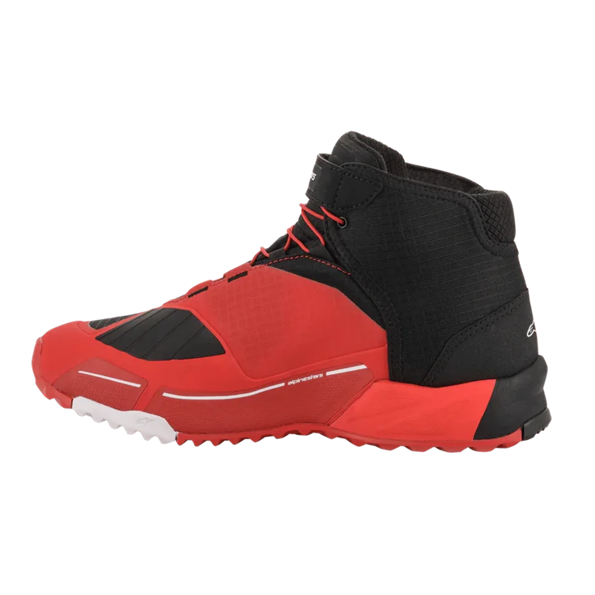 Alpinestars CR-X Drystar motorschoenen rood-zwart met waterdichte Drystar®-voering, CE-bescherming en sportieve sneakerstijl voor dagelijks gebruik.