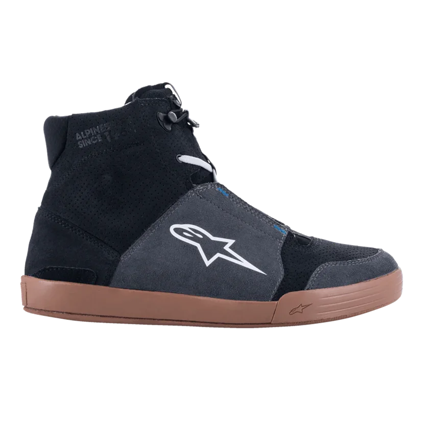 Motorschoenen Alpinestars Chrome zwart-grijs-bruin met CE-bescherming, sportieve urban stijl en comfortabele pasvorm voor dagelijks gebruik.