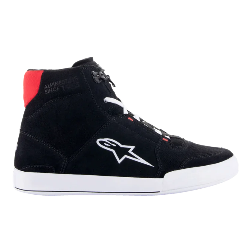 Motorschoenen Alpinestars Chrome zwart-wit-rood met CE-bescherming, sportieve urban stijl en comfortabele pasvorm voor dagelijks gebruik.