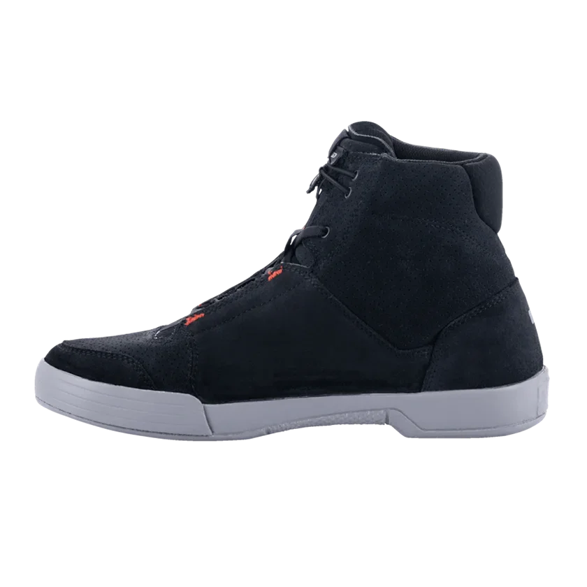 Motorschoenen Alpinestars Chrome zwart-wit met CE-bescherming, sportieve urban stijl en comfortabele pasvorm voor dagelijks gebruik.