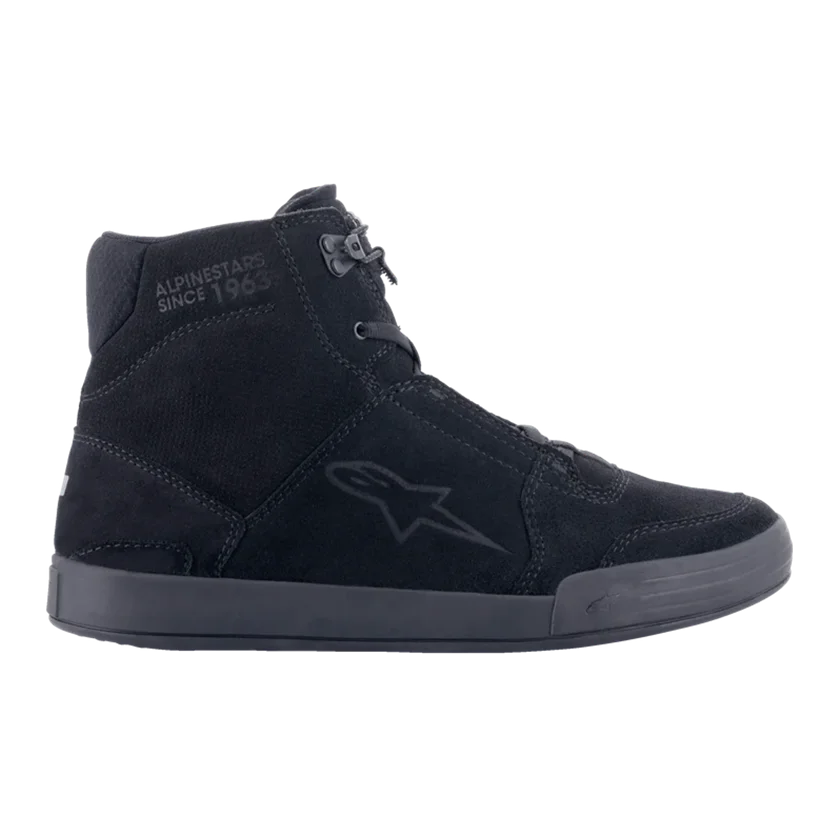 Motorschoenen Alpinestars Chrome zwart met CE-bescherming, sportieve urban stijl en comfortabele pasvorm voor dagelijks gebruik.