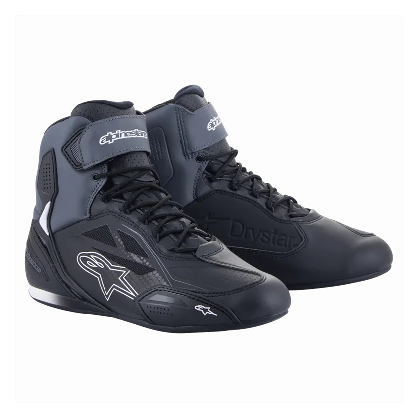 Alpinestars Faster-3 Drystar motorschoenen zwart-donkergrijs met sportieve pasvorm, CE-bescherming en waterdichte Drystar®-technologie.