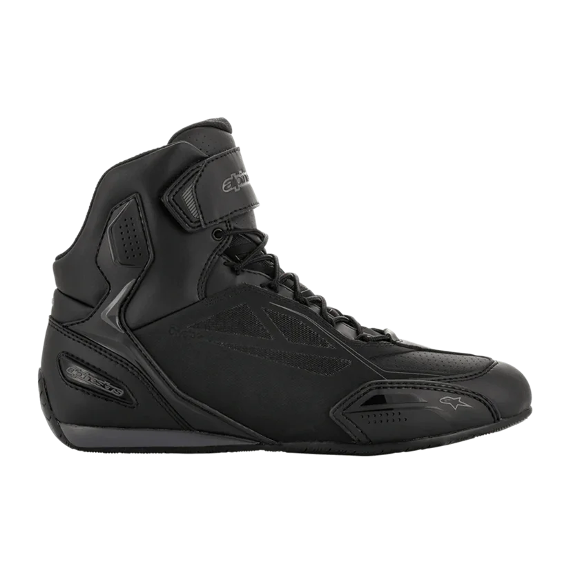 Alpinestars Faster-3 Drystar motorschoenen zwart-grijs met sportief design, waterdichte Drystar®-technologie en CE-protectie voor dagelijks gebruik.