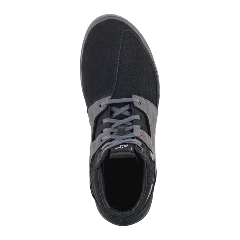 Motor schoenen Alpinestars Primer grijs met CE-protectie, ademende constructie en antislipzool.