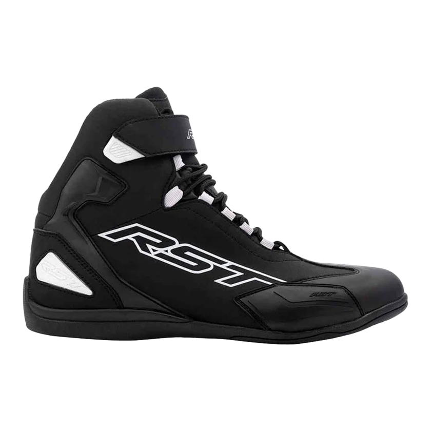 RST Sabre motorschoenen zwart-wit met CE-bescherming en sportieve pasvorm, perfect voor dagelijks gebruik en sportieve rijders.
