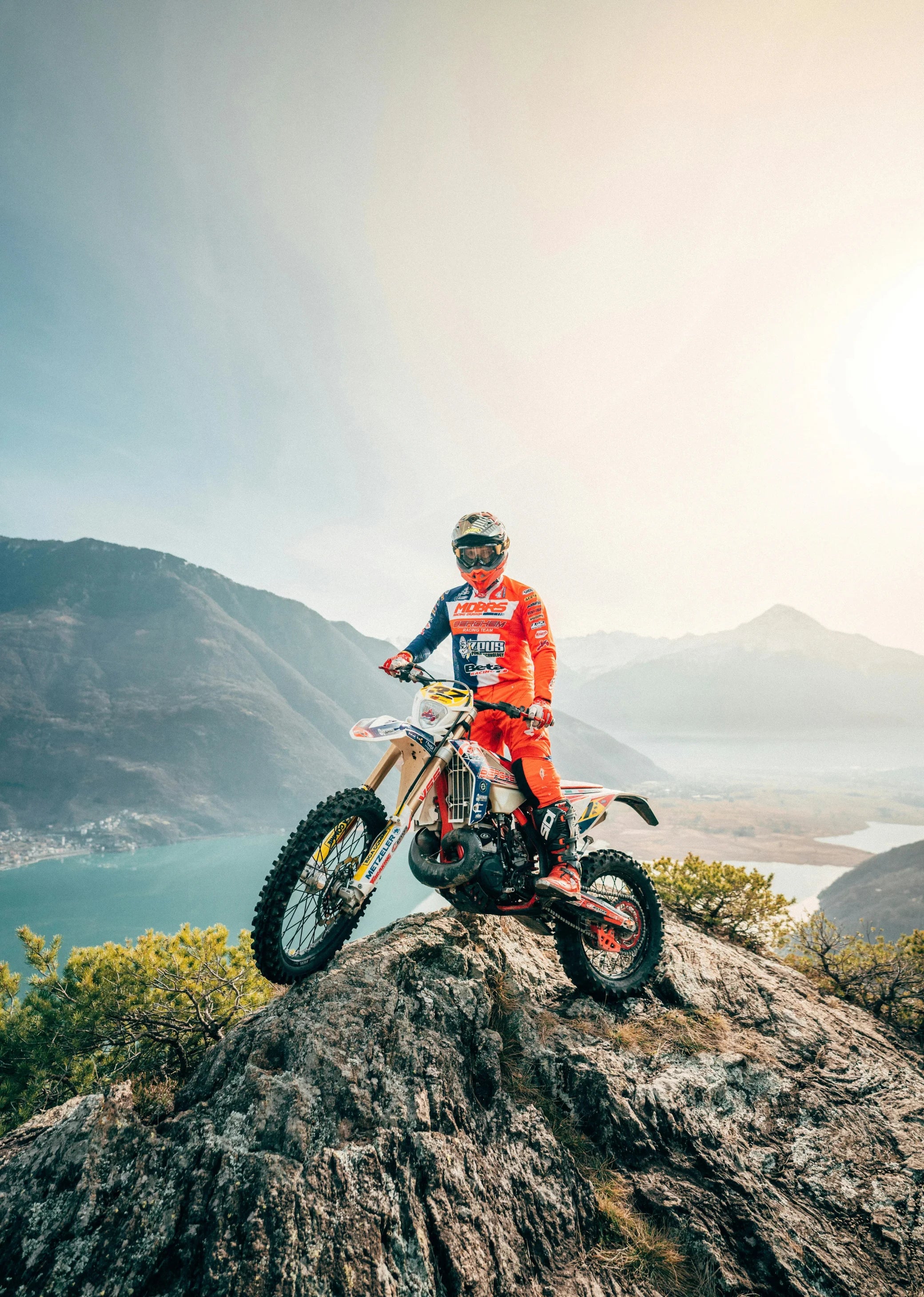 Motorrijder met motorkleding, motorhelm en accessoires tijdens offroad rit in bergachtig landschap – Motosesh webshop hero afbeelding
