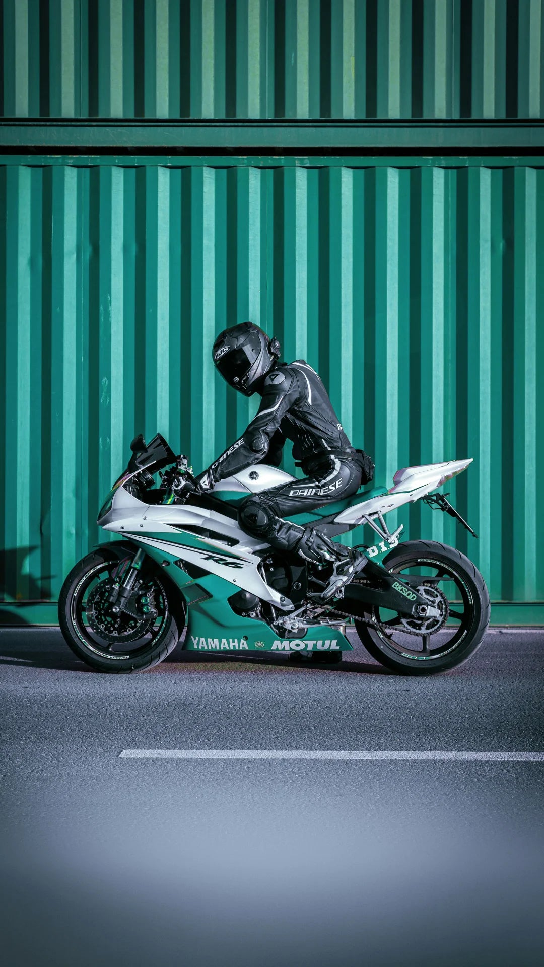 Sportieve motorrijder op race motor – motorkleding voor sport en circuit