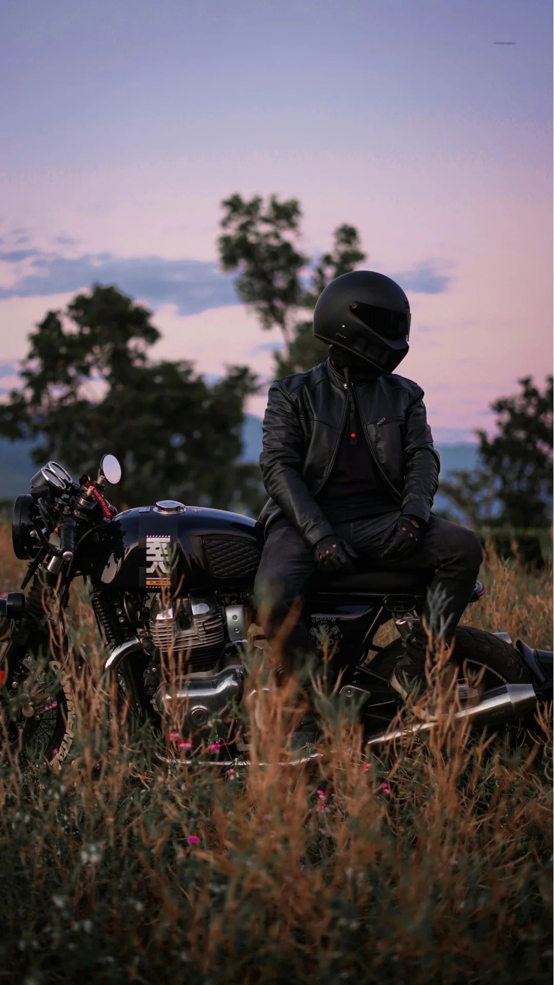 Motorrijder in retro stijl – vintage motorkleding met klassieke uitstraling en moderne bescherming