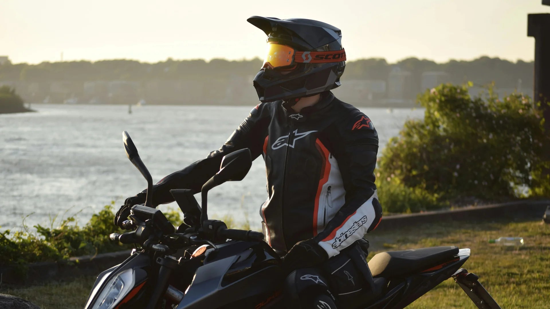 Stadsrijder op motor – casual urban motorkleding met bescherming voor dagelijks gebruik