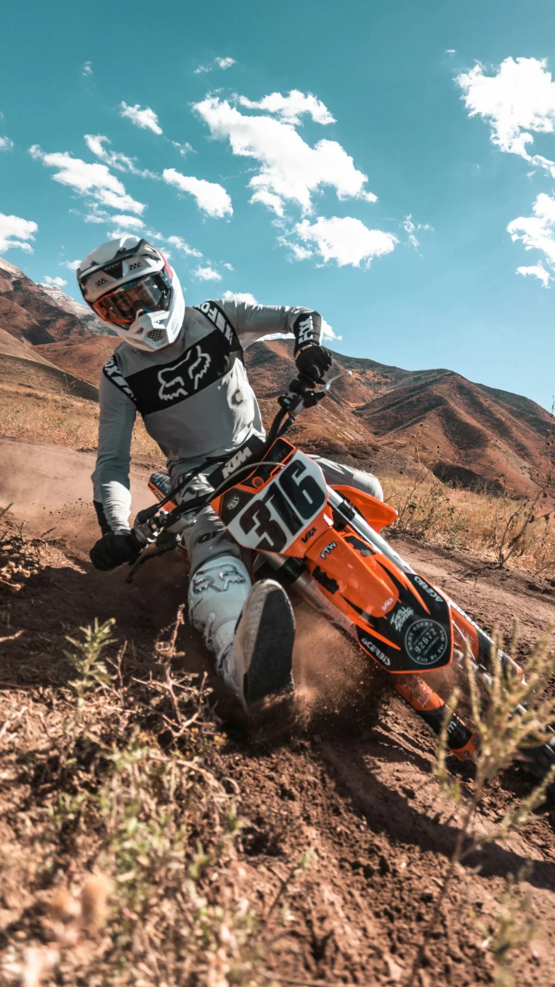 Crossmotor rijder in actie – lichte en beschermende motorkleding voor off-road en motocross